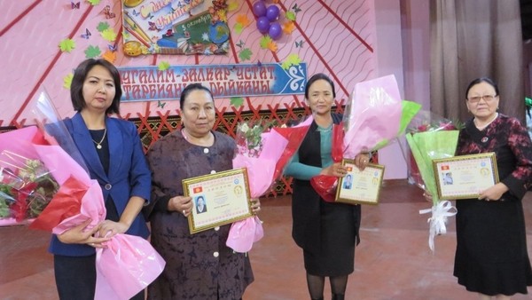 Фото — Учителей города Кызыл-Кия поздравили с Днём учителя