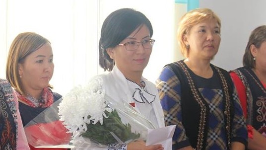 Учительницу из школы жилмассива «Эне-Сай», ставшую призером конкурса «Учитель года-2017», премировали в акимиате (фото)