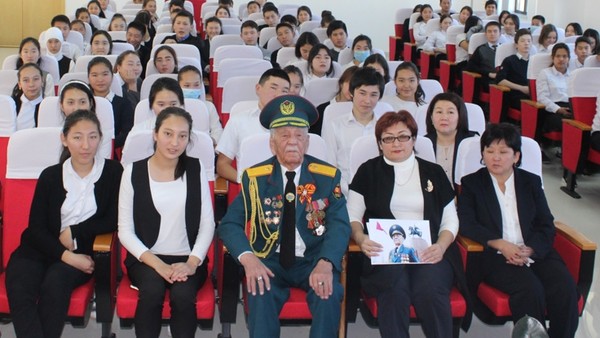 Ленинский акимиат организовал для столичных школьников встречу с ветераном Великой Отечественной войны
