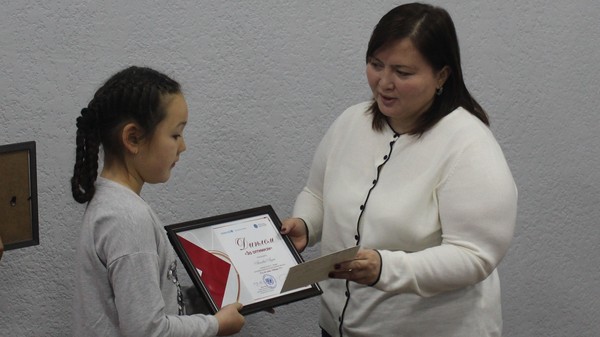 Среди школьников Кыргызстана провели конкурс рисунков «Ты не один. Набери 111»
