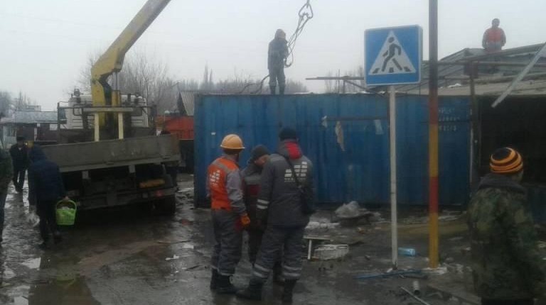 Мэрия: На пересечении улиц Орозбекова и Можайского принудительно демонтировали 2 торговые точки и 2 павильона — Tazabek