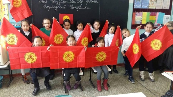 Школьники столицы отметили День государственного флага (фото)