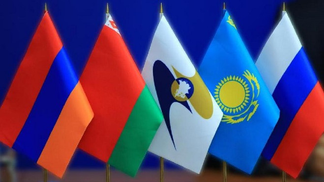 Нацстатком: Кыргызстан увеличил экспорт трикотажных блузок и сухофруктов в Россию — Tazabek