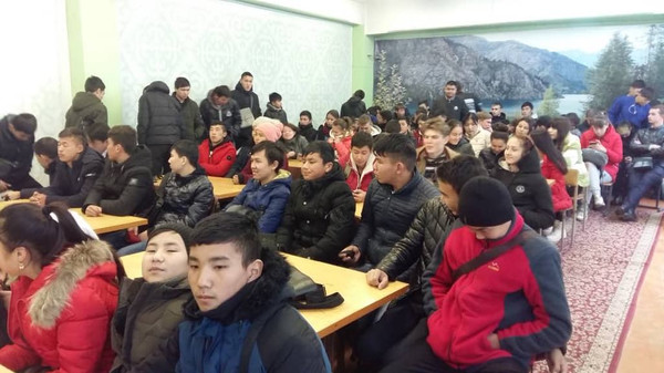 Сотрудники СБНОН прочитали лекцию о вреде наркотиков для учащихся лицея №100 Бишкека