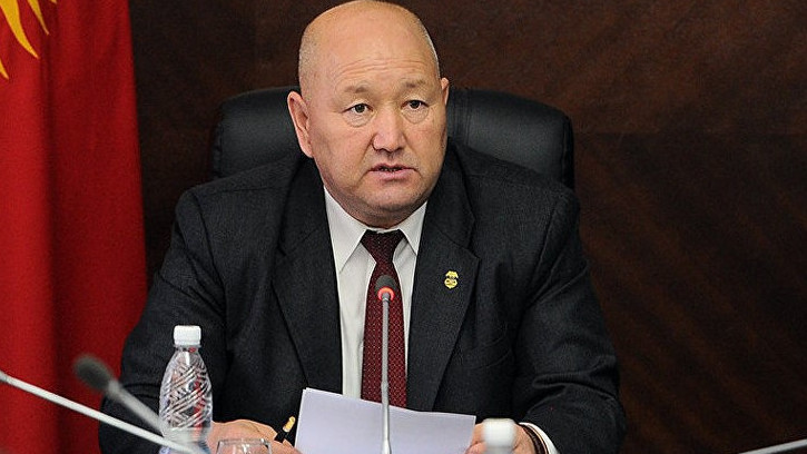 Компании не будут нести наказание за плевки, поскольку физически не могут этого сделать, - вице-премьер Ж.Разаков — Tazabek