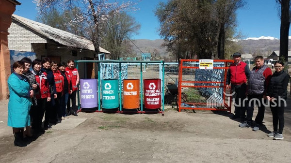 На территории школ города Талас появились баки для сортировки мусора (фото)