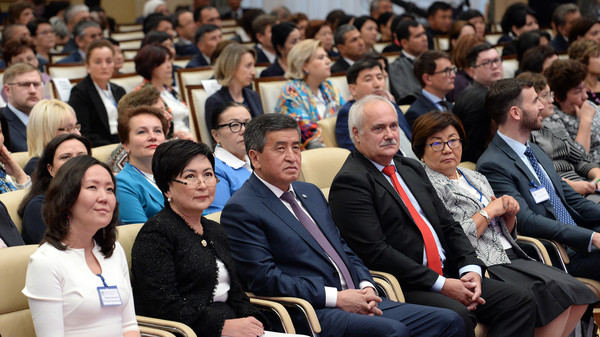 Бишкекте КМШнын мугалимдеринин жана билим берүү кызматкерлеринин V съездине 450 адам катышууда