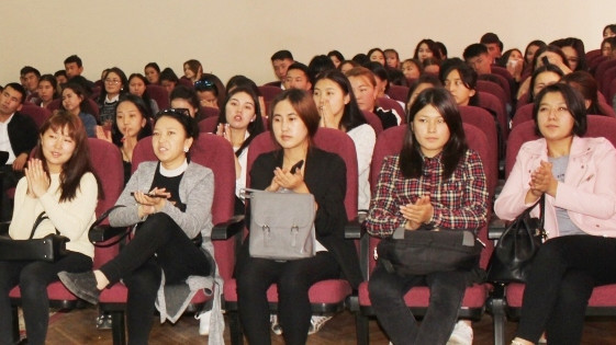 Кыргызстандагы 14 жогорку окуу жайдын студенттери дин багытындагы сабаттуулук боюнча маалымат алышты
