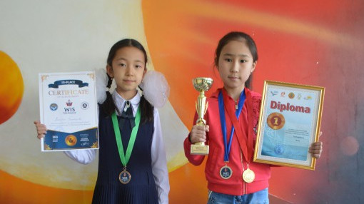 Нарындагы гимназиянын окуучулары Ташкенттеги олимпиададан  2 медаль алып келишти (сүрөт)