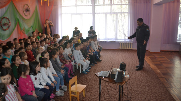 ИИМ Академиясынын кызматкерлери Бишкектеги №47 бала бакчанын тарбиялануучуларына жол эрежелерин үйрөтүштү