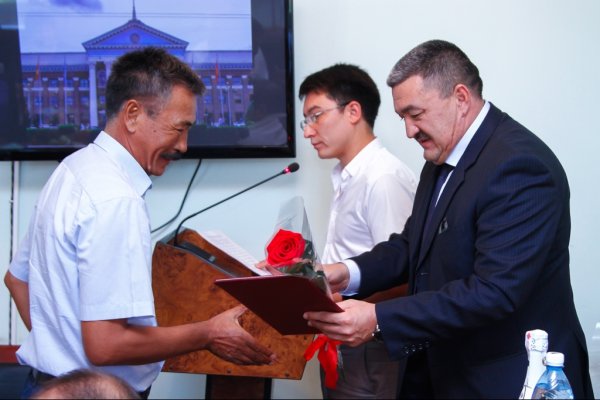 Мэр Бишкека А.Ибраимов поздравил строителей с их профессиональным праздником — Tazabek