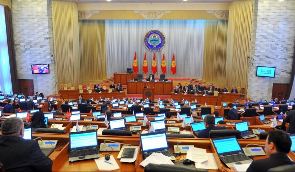 Депутаты поинтересовались у главы совета директоров «Кыргызтелекома» Б.Усенканова, почему он не доложил о повышении цен на Интернет — Tazabek