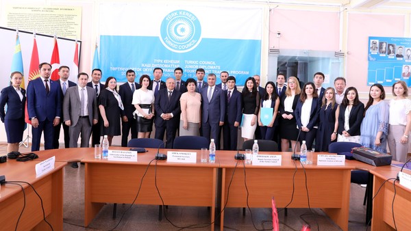Дипакадемия завершила курс Совета сотрудничества тюркоязычных стран для молодых дипломатов
