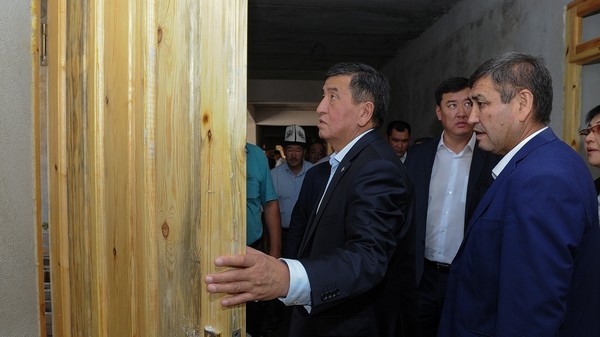 Премьер-министр С.Жээнбеков поручил ускорить строительство новых школ в Токтогульском районе и выделить средства на ремонт Дома культуры