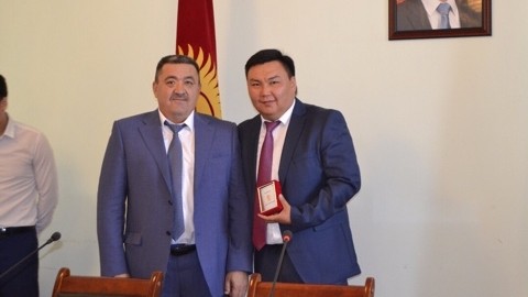 Мэрия Бишкека поздравила строителей с профессиональным праздником — Tazabek