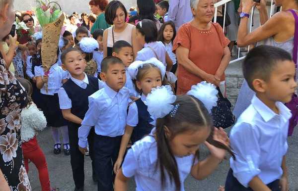 В Бишкеке 16 тыс. первоклассников сегодня пошли в школу