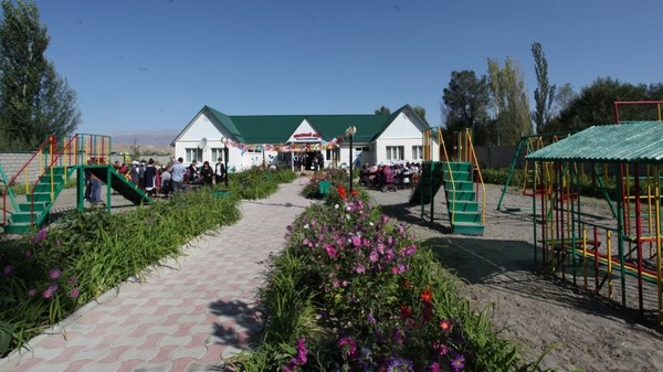Спикер парламента Ч.Турсунбеков подарил родному селу детский сад на 100 мест