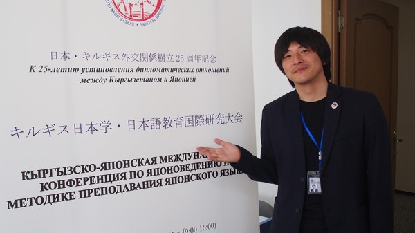Японскому волонтеру-любителю кыргызской национальной одежды на Дордое подарили дорогой тебетей (интервью)