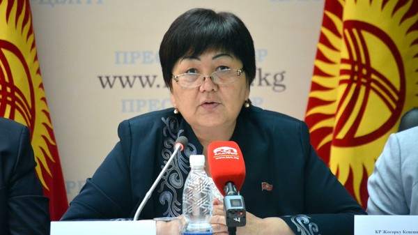 Депутат предлагает повысить пороговые баллы для поступления в престижные вузы Кыргызстана