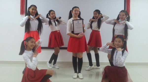 В новой школе №95 в Бишкеке в рамках Недели китайской культуры провели выставку и конкурсы (фото)