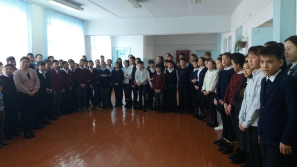 В школах Токмока прошли линейки памяти жертв авиакатастрофы в Дача СУ
