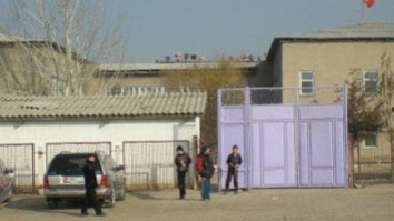 В Кызыл-Кийском интернате воспитывались не сироты, - Минобразования о реорганизации школы-интерната