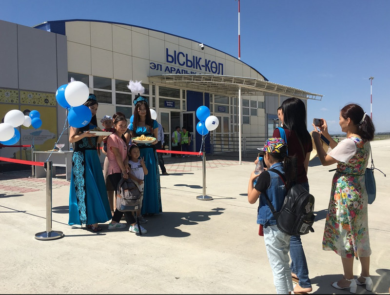 Фото — Международный аэропорт «Иссык-Куль» торжественно принял первый рейс
из южной столицы Кыргызстана — Tazabek