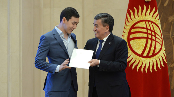 Сын О.Бабанова получил из рук президента С.Жээнбекова «золотой сертификат»