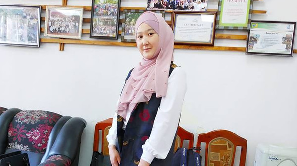 Студенток в хиджабе отказались принимать на практику в бишкекскую школу, министр образования разрешила проблему