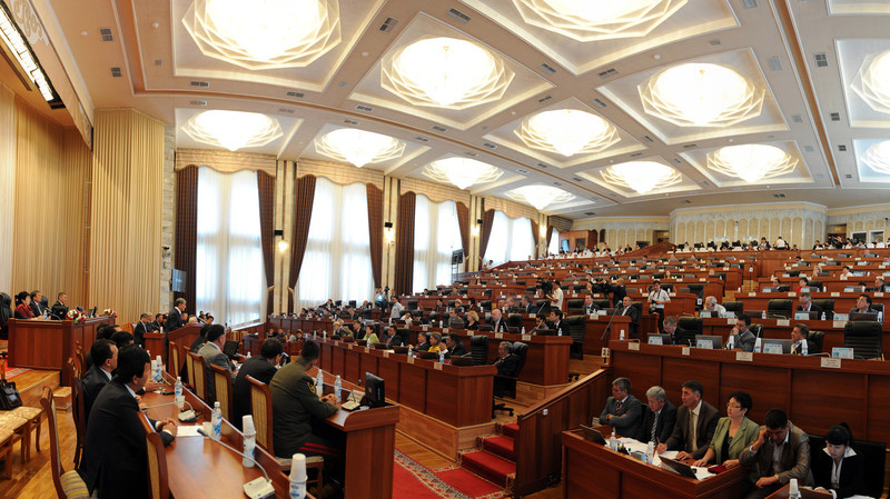 Бюджетные траты: С начала года на служебные поездки депутаты потратили почти 8 млн сомов — Tazabek