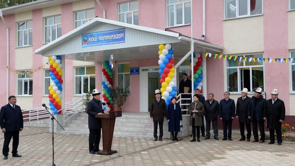 Фото — С.Жээнбеков принял участие в церемонии открытия школы в таласском селе Кара-Буура, построенной на средства «Жеруй»