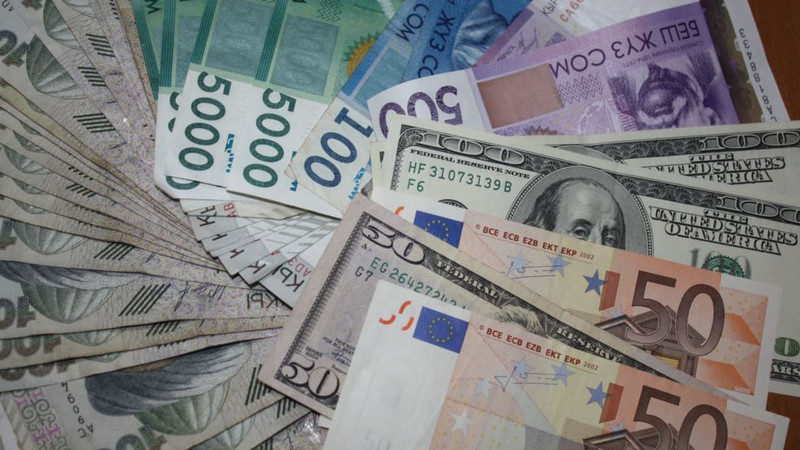 Сколько составлял курс доллара, евро и рубля в январе-сентябре 2018 года? — Tazabek