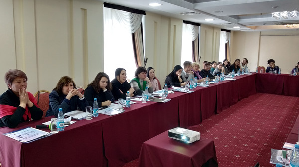 ОО «Дорожная безопасность» провело для бишкекских учителей и преподавателей семинар по Правилам дорожного движения