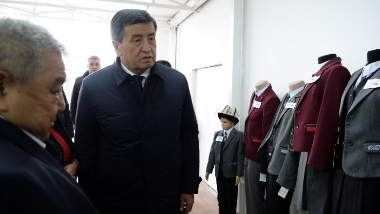 Президент ознакомился с деятельностью экспортоориентированной швейной фабрики в Жалал-Абаде — Tazabek