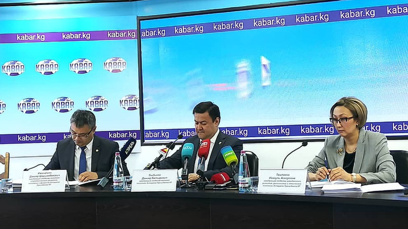Ожидается, что в Кыргызстан приедут представители «Внешторгбанка» и «Внешэкономбанка», - завотделом Аппарата президента КР Д.Иманалиев — Tazabek