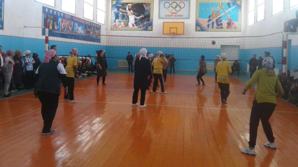 Чоң-Алайдагы мектеп мугалимдери волейбол боюнча мелдешке түшүштү