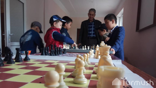 Ош шаарынын 1-2 класстарынын окуучулары шахмат боюнча мелдешишти (сүрөт)
