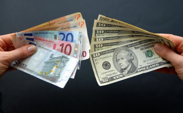 «Курс валют»: Доллар покупается по 67,05 сома, а евро снизился до 73,6 сома (графики) — Tazabek