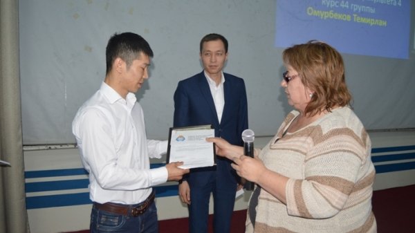 В КГМА почетной грамотой и деньгами наградили студента, спасшего жизнь пассажирки рейса Бишкек-Москва