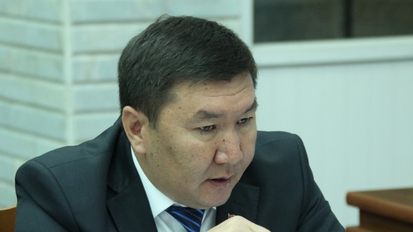 Депутат Б.Райымкулов: Бюджетники жалуются на получение зарплаты по платежным картам, из-за чего некоторым приходится ехать в районные центры и тратить 400-500 сомов на дорогу — Tazabek