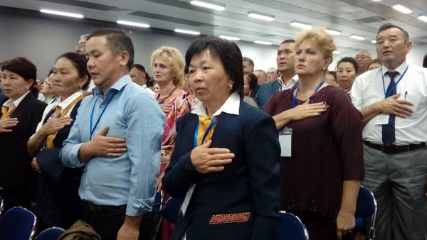 Сооронбай Жээнбеков учителям Кыргызстана: Спасибо вам за ваш благородный труд