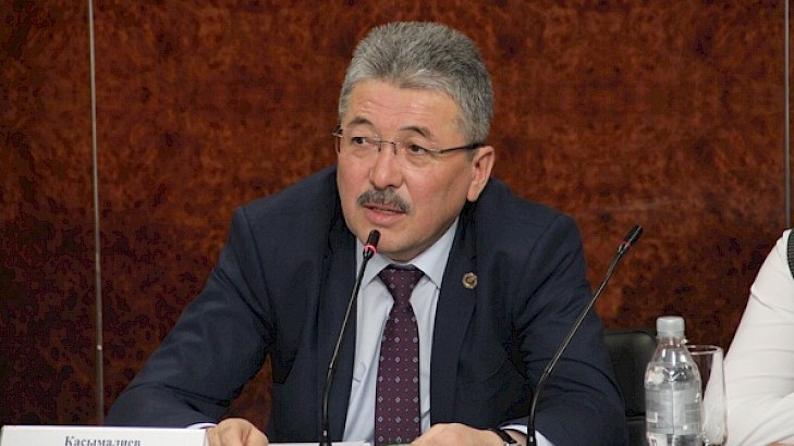 Министр А.Касымалиев объявил замечания замминистра Алмазбеку Азимову, главам Департамента драгоценных камней и Госагентства бюджетных кредитов — Tazabek