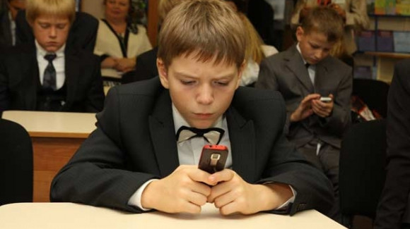 Депутаты начали обсуждать запрет на смартфоны в школах: кто виноват, если ребенок смотрит клипы