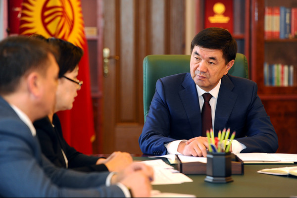 Премьер М.Абылгазиев назвал обеспечение школ страны интернетом приоритетной задачей правительства