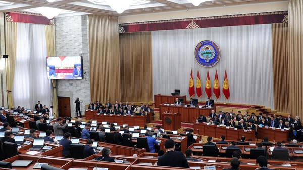 Правительство: В Кыргызстане 63 вуза, но аккредитацию на сегодня прошли 53