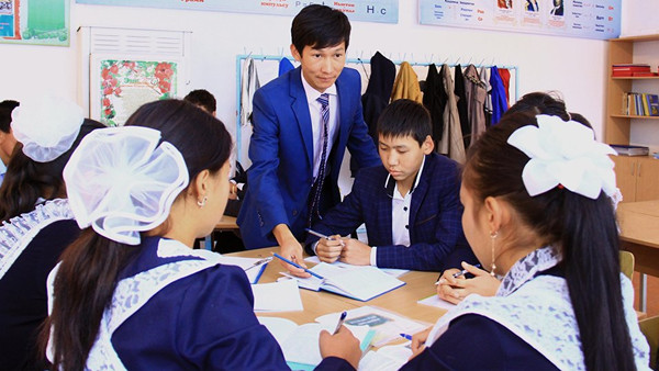 Средняя зарплата учителя в Кыргызстане составляет 13,8 тыс. сомов, молодой специалист получает около 8 тыс. сомов, - министр (видео)