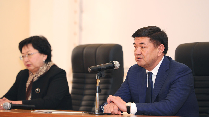 Премьер представил коллективу Министерства финансов нового министра Бактыгуль Жеенбаеву — Tazabek