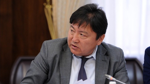 Депутат – Э.Мамыркалиеву: Почему вы 4,5 года работаете в Минтрансе и все еще «исполняющий обязанности» статс-секретаря? — Tazabek