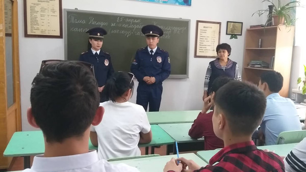Туристическая милиция провела урок «Любовь к Отечеству» в художественной школе-интернате №4 в Бишкеке