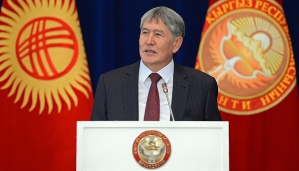 Президент Алмазбек Атамбаев билим берүү кызматкерлеринин кесиптик майрамы менен куттуктады
